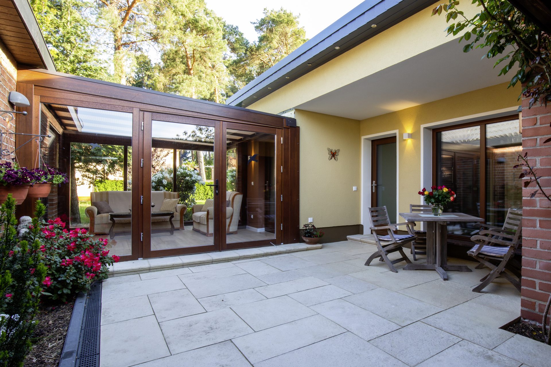 Terrasse mit Sitzgruppe und Wintergarten