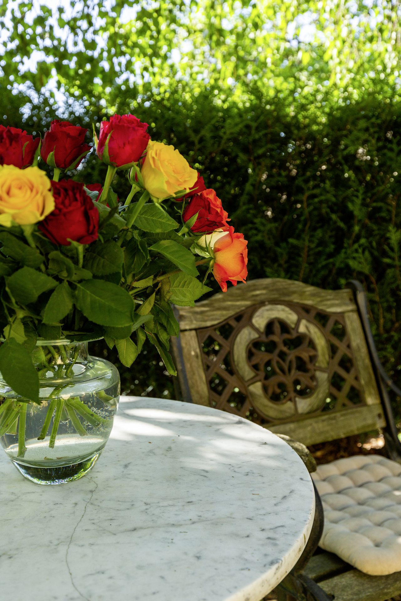 Rosen auf dem Gartentisch