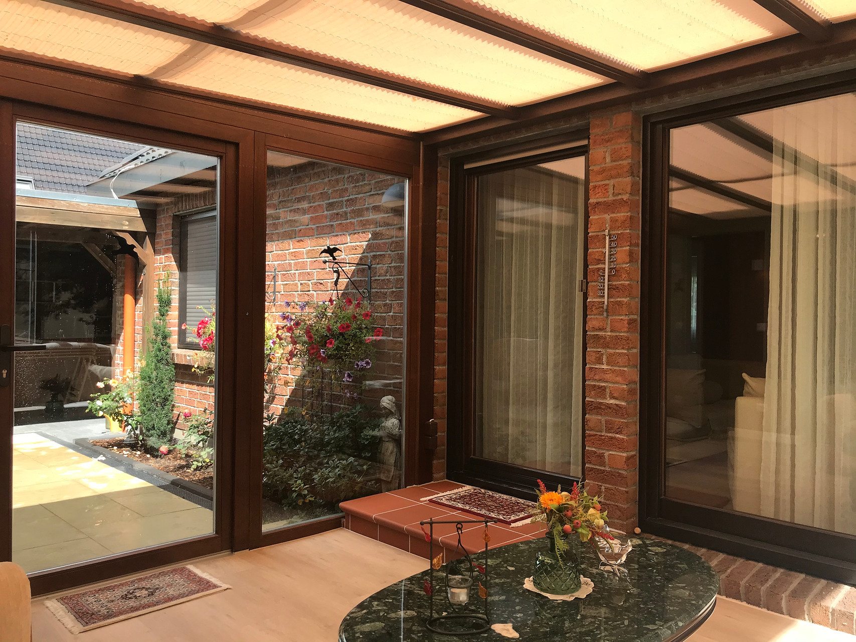 Wintergarten mit Blick in den Innenhof