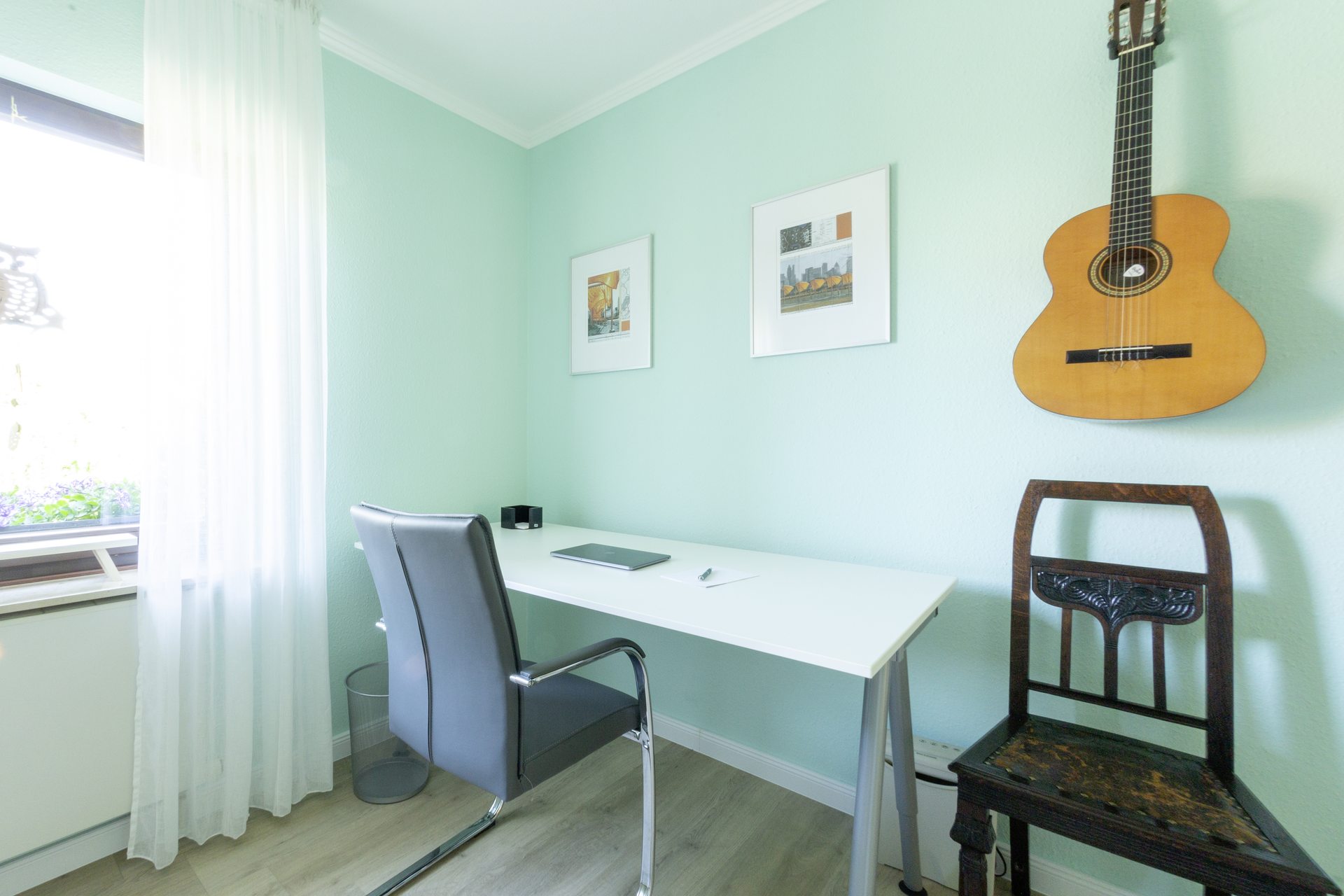 Zweites Zimmer mit Schreibtisch